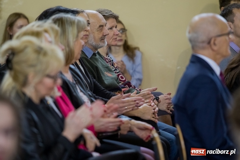Zdjęcie w galerii na portalu naszraciborz.pl: II LO świętowało Dzień Patrona Szkoły. W przedstawieniu wystąpili zarówno uczniowie, jak i nauczyciele  wiadomości z regionu