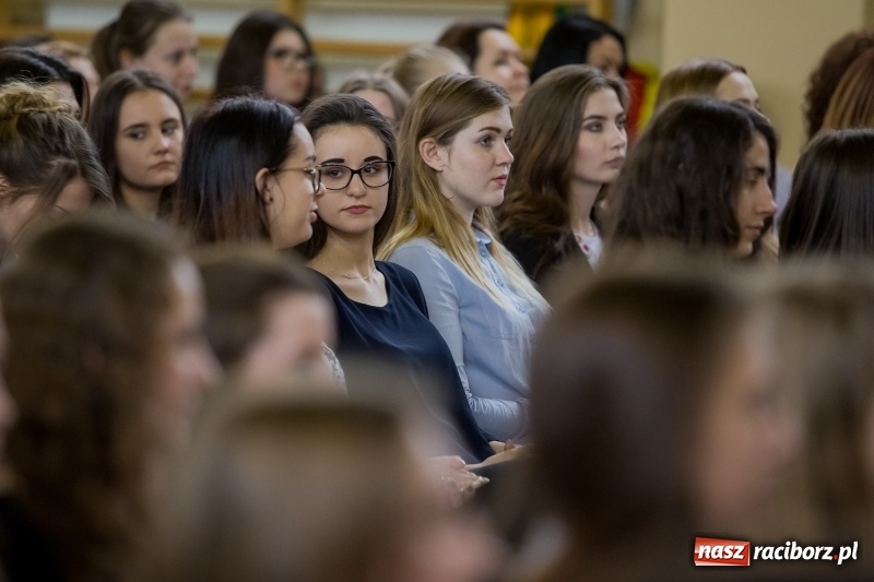 Zdjęcie w galerii na portalu naszraciborz.pl: II LO świętowało Dzień Patrona Szkoły. W przedstawieniu wystąpili zarówno uczniowie, jak i nauczyciele  wiadomości z regionu