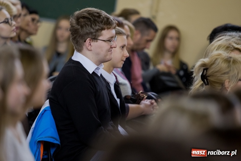 Zdjęcie w galerii na portalu naszraciborz.pl: II LO świętowało Dzień Patrona Szkoły. W przedstawieniu wystąpili zarówno uczniowie, jak i nauczyciele  wiadomości z regionu