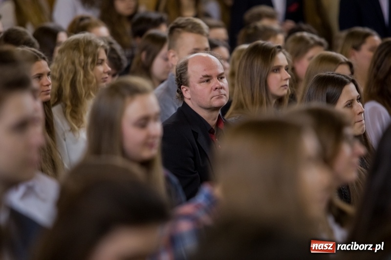 Zdjęcie w galerii na portalu naszraciborz.pl: II LO świętowało Dzień Patrona Szkoły. W przedstawieniu wystąpili zarówno uczniowie, jak i nauczyciele  wiadomości z regionu