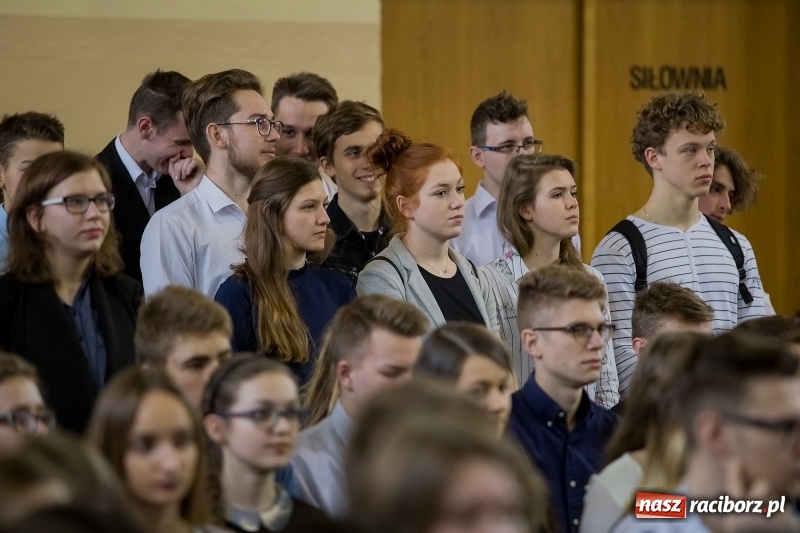 Zdjęcie w galerii na portalu naszraciborz.pl: II LO świętowało Dzień Patrona Szkoły. W przedstawieniu wystąpili zarówno uczniowie, jak i nauczyciele  wiadomości z regionu