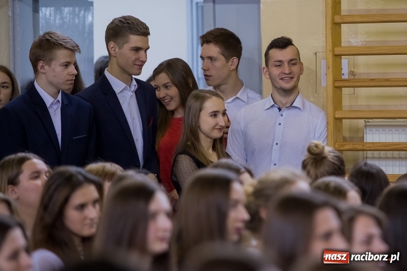 Zdjęcie w galerii na portalu naszraciborz.pl: II LO świętowało Dzień Patrona Szkoły. W przedstawieniu wystąpili zarówno uczniowie, jak i nauczyciele  wiadomości z regionu