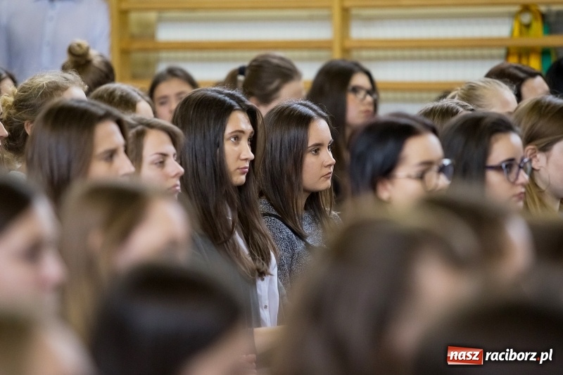 Zdjęcie w galerii na portalu naszraciborz.pl: II LO świętowało Dzień Patrona Szkoły. W przedstawieniu wystąpili zarówno uczniowie, jak i nauczyciele  wiadomości z regionu