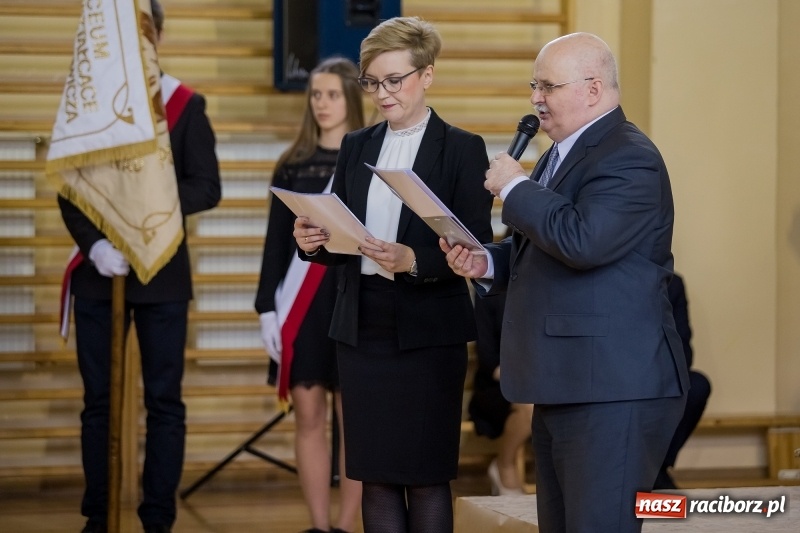 Zdjęcie w galerii na portalu naszraciborz.pl: II LO świętowało Dzień Patrona Szkoły. W przedstawieniu wystąpili zarówno uczniowie, jak i nauczyciele  wiadomości z regionu