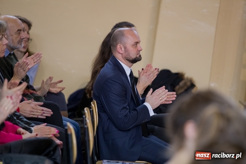 Zdjęcie w galerii na portalu naszraciborz.pl: II LO świętowało Dzień Patrona Szkoły. W przedstawieniu wystąpili zarówno uczniowie, jak i nauczyciele  wiadomości z regionu