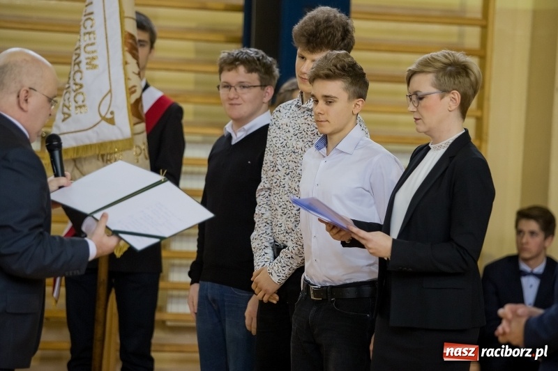 Zdjęcie w galerii na portalu naszraciborz.pl: II LO świętowało Dzień Patrona Szkoły. W przedstawieniu wystąpili zarówno uczniowie, jak i nauczyciele  wiadomości z regionu