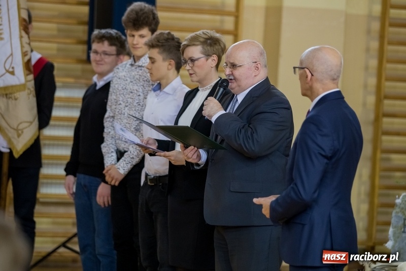 Zdjęcie w galerii na portalu naszraciborz.pl: II LO świętowało Dzień Patrona Szkoły. W przedstawieniu wystąpili zarówno uczniowie, jak i nauczyciele  wiadomości z regionu