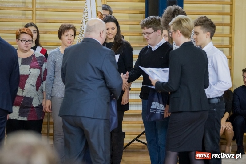Zdjęcie w galerii na portalu naszraciborz.pl: II LO świętowało Dzień Patrona Szkoły. W przedstawieniu wystąpili zarówno uczniowie, jak i nauczyciele  wiadomości z regionu