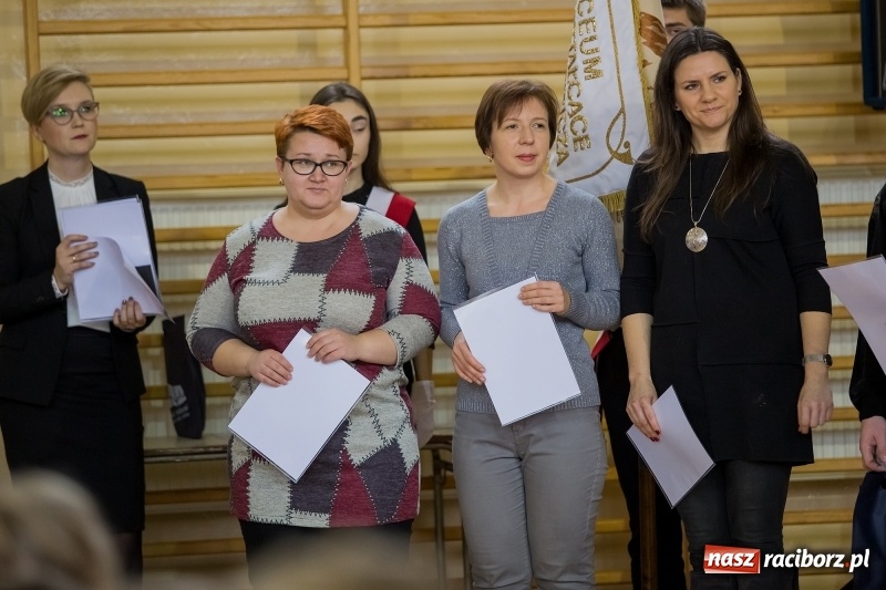 Zdjęcie w galerii na portalu naszraciborz.pl: II LO świętowało Dzień Patrona Szkoły. W przedstawieniu wystąpili zarówno uczniowie, jak i nauczyciele  wiadomości z regionu