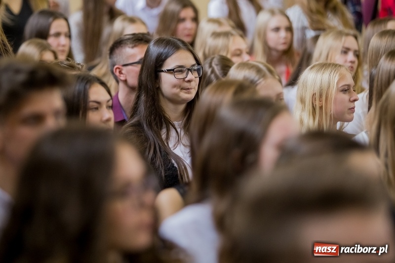 Zdjęcie w galerii na portalu naszraciborz.pl: II LO świętowało Dzień Patrona Szkoły. W przedstawieniu wystąpili zarówno uczniowie, jak i nauczyciele  wiadomości z regionu