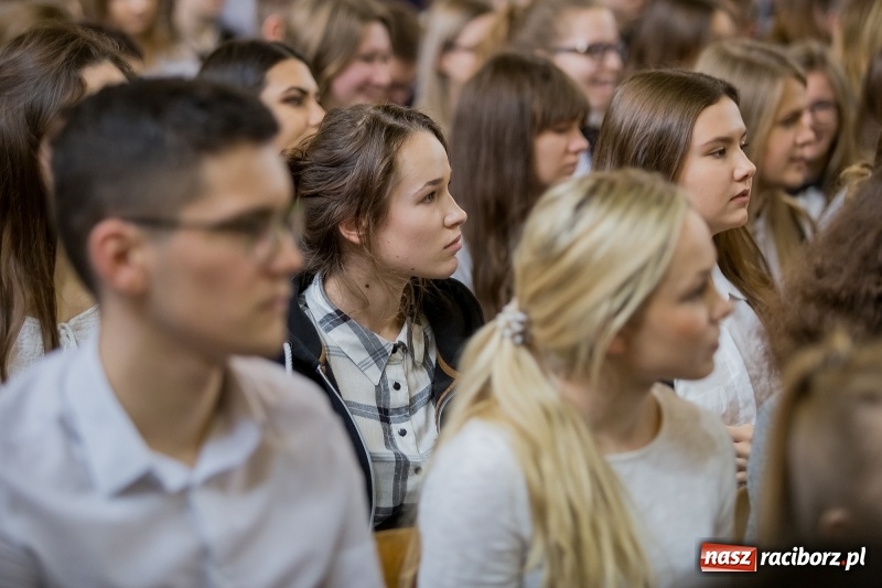 Zdjęcie w galerii na portalu naszraciborz.pl: II LO świętowało Dzień Patrona Szkoły. W przedstawieniu wystąpili zarówno uczniowie, jak i nauczyciele  wiadomości z regionu