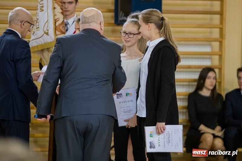Zdjęcie w galerii na portalu naszraciborz.pl: II LO świętowało Dzień Patrona Szkoły. W przedstawieniu wystąpili zarówno uczniowie, jak i nauczyciele  wiadomości z regionu
