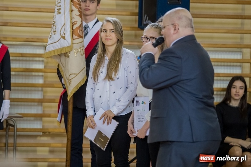 Zdjęcie w galerii na portalu naszraciborz.pl: II LO świętowało Dzień Patrona Szkoły. W przedstawieniu wystąpili zarówno uczniowie, jak i nauczyciele  wiadomości z regionu