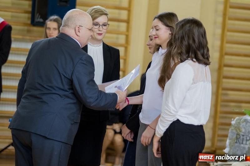 Zdjęcie w galerii na portalu naszraciborz.pl: II LO świętowało Dzień Patrona Szkoły. W przedstawieniu wystąpili zarówno uczniowie, jak i nauczyciele  wiadomości z regionu