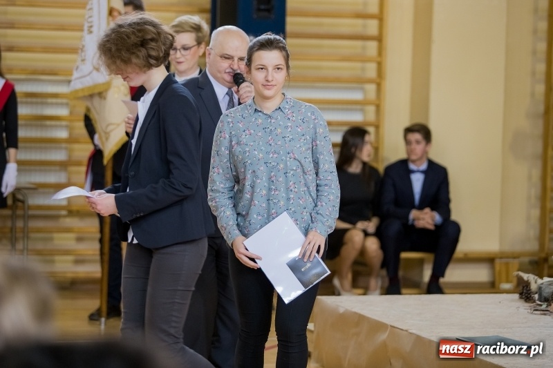 Zdjęcie w galerii na portalu naszraciborz.pl: II LO świętowało Dzień Patrona Szkoły. W przedstawieniu wystąpili zarówno uczniowie, jak i nauczyciele  wiadomości z regionu