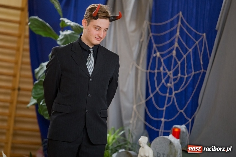 Zdjęcie w galerii na portalu naszraciborz.pl: II LO świętowało Dzień Patrona Szkoły. W przedstawieniu wystąpili zarówno uczniowie, jak i nauczyciele  wiadomości z regionu