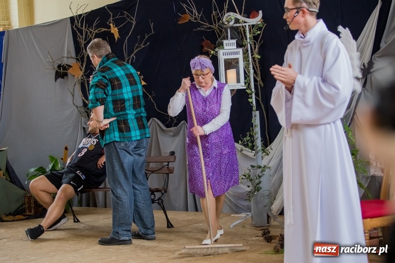 Zdjęcie w galerii na portalu naszraciborz.pl: II LO świętowało Dzień Patrona Szkoły. W przedstawieniu wystąpili zarówno uczniowie, jak i nauczyciele  wiadomości z regionu