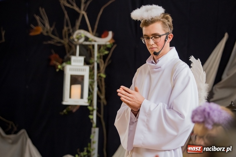 Zdjęcie w galerii na portalu naszraciborz.pl: II LO świętowało Dzień Patrona Szkoły. W przedstawieniu wystąpili zarówno uczniowie, jak i nauczyciele  wiadomości z regionu