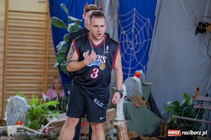 Zdjęcie w galerii na portalu naszraciborz.pl: II LO świętowało Dzień Patrona Szkoły. W przedstawieniu wystąpili zarówno uczniowie, jak i nauczyciele  wiadomości z regionu