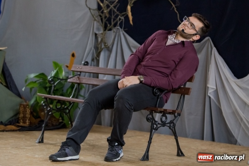 Zdjęcie w galerii na portalu naszraciborz.pl: II LO świętowało Dzień Patrona Szkoły. W przedstawieniu wystąpili zarówno uczniowie, jak i nauczyciele  wiadomości z regionu