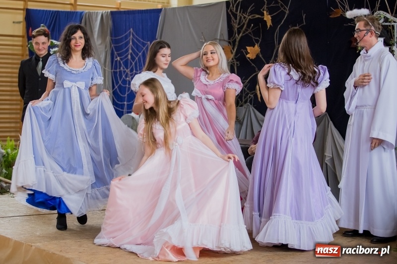 Zdjęcie w galerii na portalu naszraciborz.pl: II LO świętowało Dzień Patrona Szkoły. W przedstawieniu wystąpili zarówno uczniowie, jak i nauczyciele  wiadomości z regionu