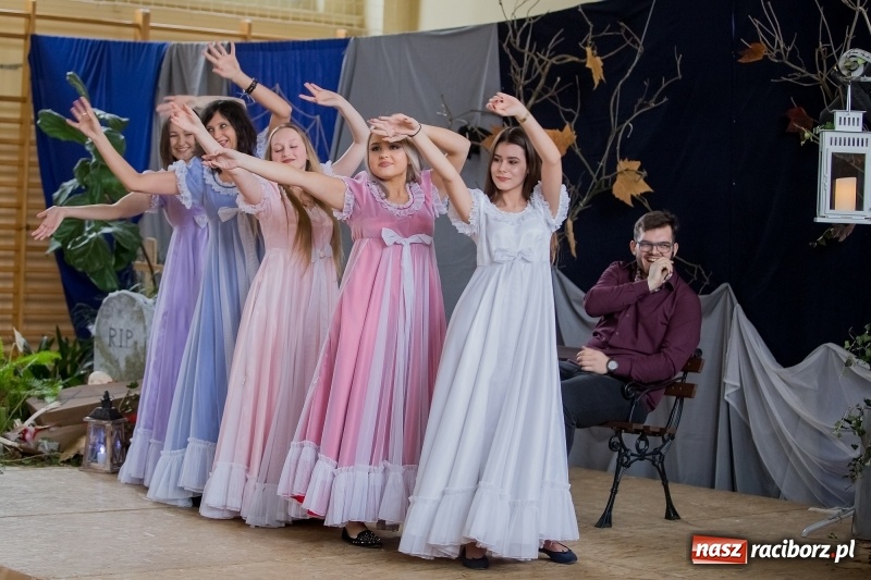 Zdjęcie w galerii na portalu naszraciborz.pl: II LO świętowało Dzień Patrona Szkoły. W przedstawieniu wystąpili zarówno uczniowie, jak i nauczyciele  wiadomości z regionu