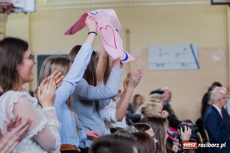 Zdjęcie w galerii na portalu naszraciborz.pl: II LO świętowało Dzień Patrona Szkoły. W przedstawieniu wystąpili zarówno uczniowie, jak i nauczyciele  wiadomości z regionu