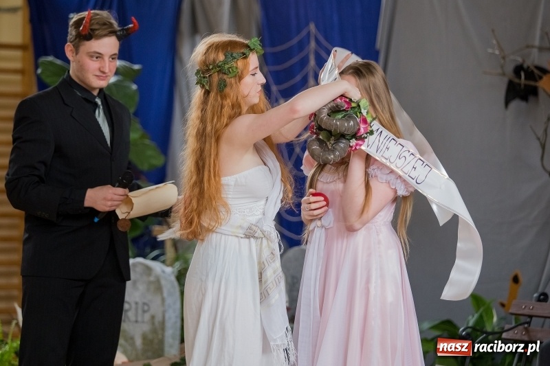 Zdjęcie w galerii na portalu naszraciborz.pl: II LO świętowało Dzień Patrona Szkoły. W przedstawieniu wystąpili zarówno uczniowie, jak i nauczyciele  wiadomości z regionu