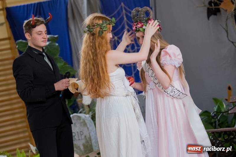 Zdjęcie w galerii na portalu naszraciborz.pl: II LO świętowało Dzień Patrona Szkoły. W przedstawieniu wystąpili zarówno uczniowie, jak i nauczyciele  wiadomości z regionu