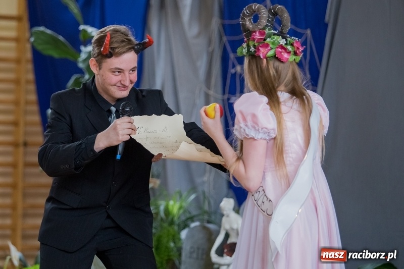 Zdjęcie w galerii na portalu naszraciborz.pl: II LO świętowało Dzień Patrona Szkoły. W przedstawieniu wystąpili zarówno uczniowie, jak i nauczyciele  wiadomości z regionu