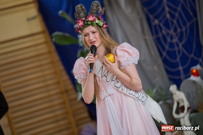 Zdjęcie w galerii na portalu naszraciborz.pl: II LO świętowało Dzień Patrona Szkoły. W przedstawieniu wystąpili zarówno uczniowie, jak i nauczyciele  wiadomości z regionu