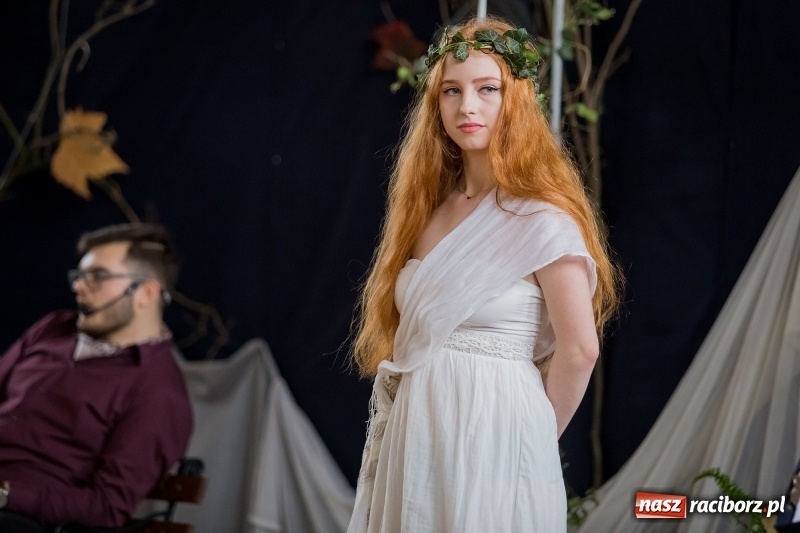 Zdjęcie w galerii na portalu naszraciborz.pl: II LO świętowało Dzień Patrona Szkoły. W przedstawieniu wystąpili zarówno uczniowie, jak i nauczyciele  wiadomości z regionu