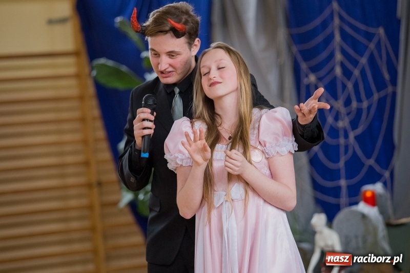 Zdjęcie w galerii na portalu naszraciborz.pl: II LO świętowało Dzień Patrona Szkoły. W przedstawieniu wystąpili zarówno uczniowie, jak i nauczyciele  wiadomości z regionu