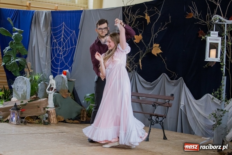 Zdjęcie w galerii na portalu naszraciborz.pl: II LO świętowało Dzień Patrona Szkoły. W przedstawieniu wystąpili zarówno uczniowie, jak i nauczyciele  wiadomości z regionu