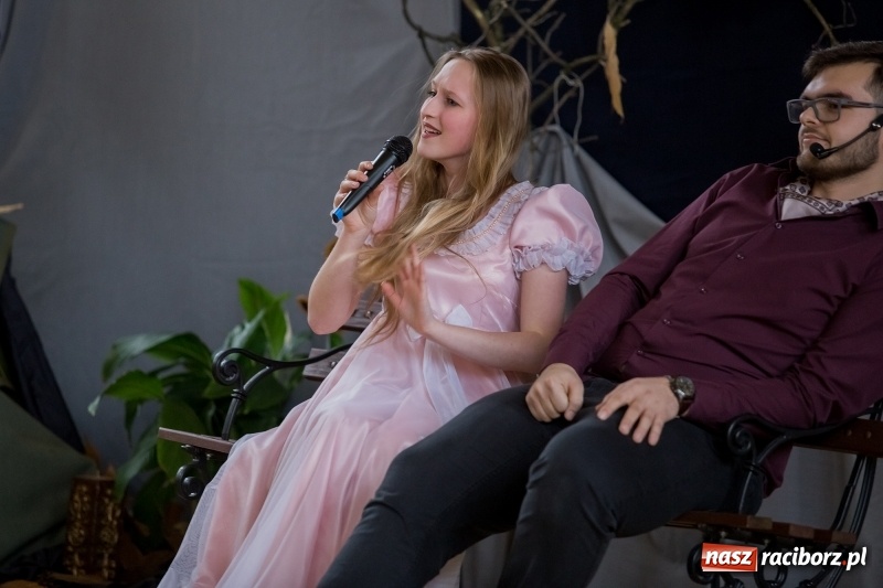 Zdjęcie w galerii na portalu naszraciborz.pl: II LO świętowało Dzień Patrona Szkoły. W przedstawieniu wystąpili zarówno uczniowie, jak i nauczyciele  wiadomości z regionu