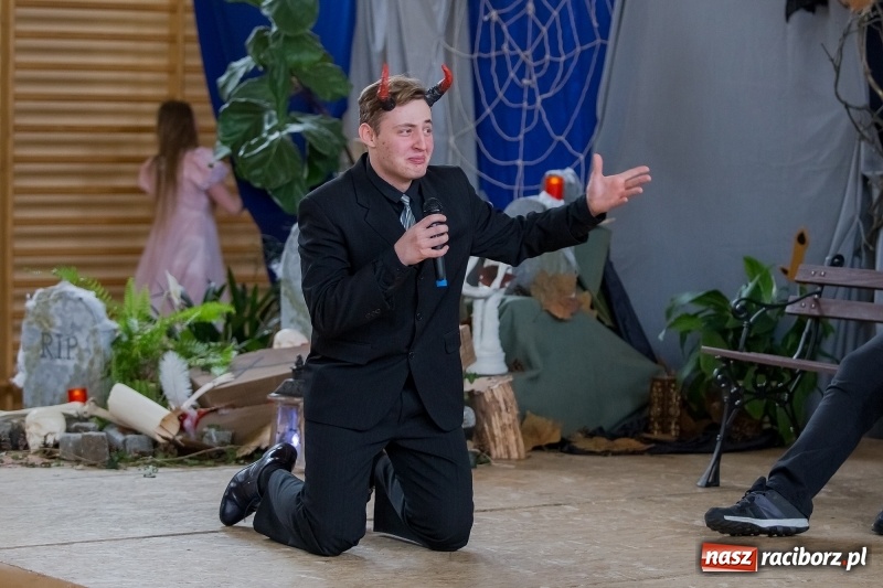 Zdjęcie w galerii na portalu naszraciborz.pl: II LO świętowało Dzień Patrona Szkoły. W przedstawieniu wystąpili zarówno uczniowie, jak i nauczyciele  wiadomości z regionu