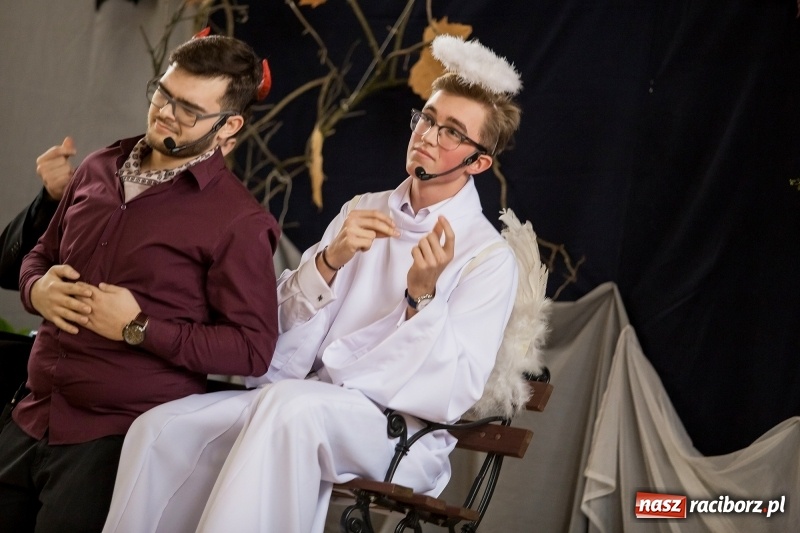 Zdjęcie w galerii na portalu naszraciborz.pl: II LO świętowało Dzień Patrona Szkoły. W przedstawieniu wystąpili zarówno uczniowie, jak i nauczyciele  wiadomości z regionu