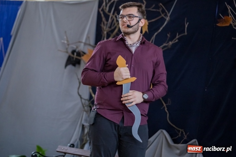 Zdjęcie w galerii na portalu naszraciborz.pl: II LO świętowało Dzień Patrona Szkoły. W przedstawieniu wystąpili zarówno uczniowie, jak i nauczyciele  wiadomości z regionu