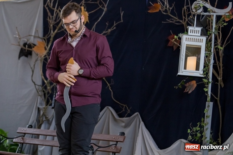 Zdjęcie w galerii na portalu naszraciborz.pl: II LO świętowało Dzień Patrona Szkoły. W przedstawieniu wystąpili zarówno uczniowie, jak i nauczyciele  wiadomości z regionu