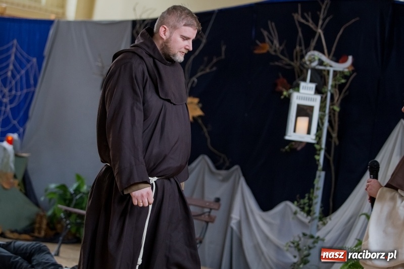 Zdjęcie w galerii na portalu naszraciborz.pl: II LO świętowało Dzień Patrona Szkoły. W przedstawieniu wystąpili zarówno uczniowie, jak i nauczyciele  wiadomości z regionu