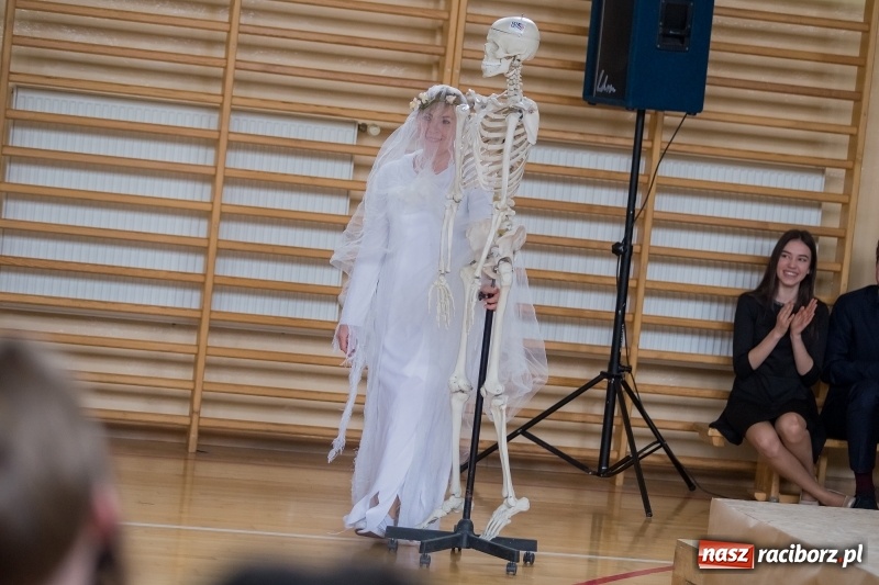 Zdjęcie w galerii na portalu naszraciborz.pl: II LO świętowało Dzień Patrona Szkoły. W przedstawieniu wystąpili zarówno uczniowie, jak i nauczyciele  wiadomości z regionu