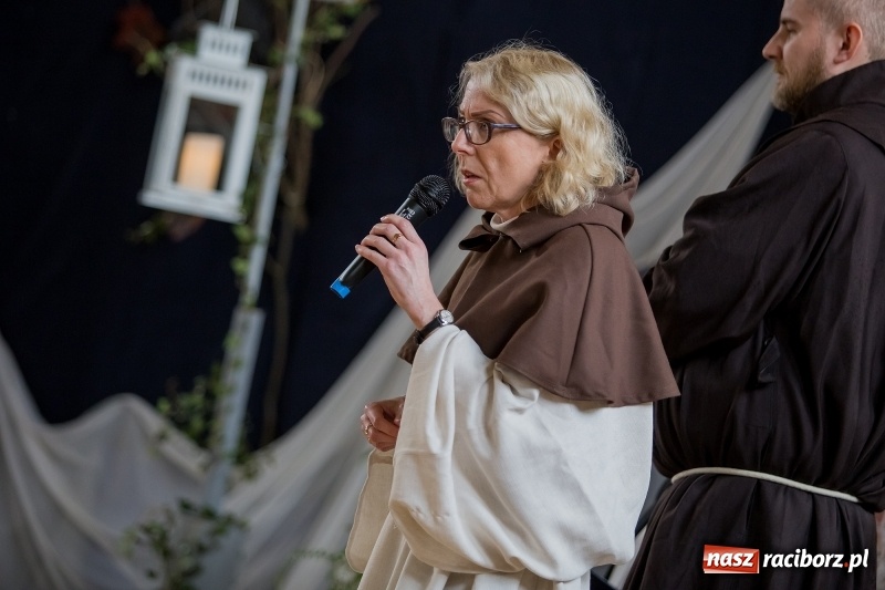 Zdjęcie w galerii na portalu naszraciborz.pl: II LO świętowało Dzień Patrona Szkoły. W przedstawieniu wystąpili zarówno uczniowie, jak i nauczyciele  wiadomości z regionu