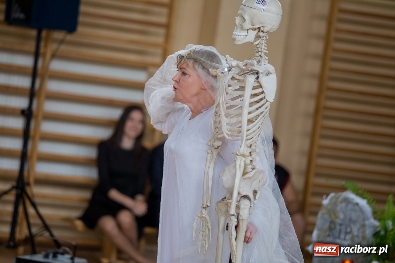 Zdjęcie w galerii na portalu naszraciborz.pl: II LO świętowało Dzień Patrona Szkoły. W przedstawieniu wystąpili zarówno uczniowie, jak i nauczyciele  wiadomości z regionu