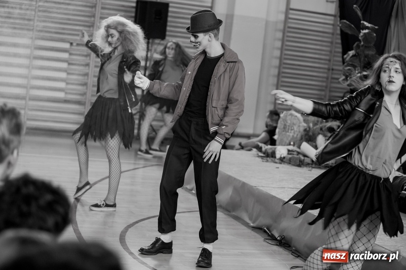 Zdjęcie w galerii na portalu naszraciborz.pl: II LO świętowało Dzień Patrona Szkoły. W przedstawieniu wystąpili zarówno uczniowie, jak i nauczyciele  wiadomości z regionu