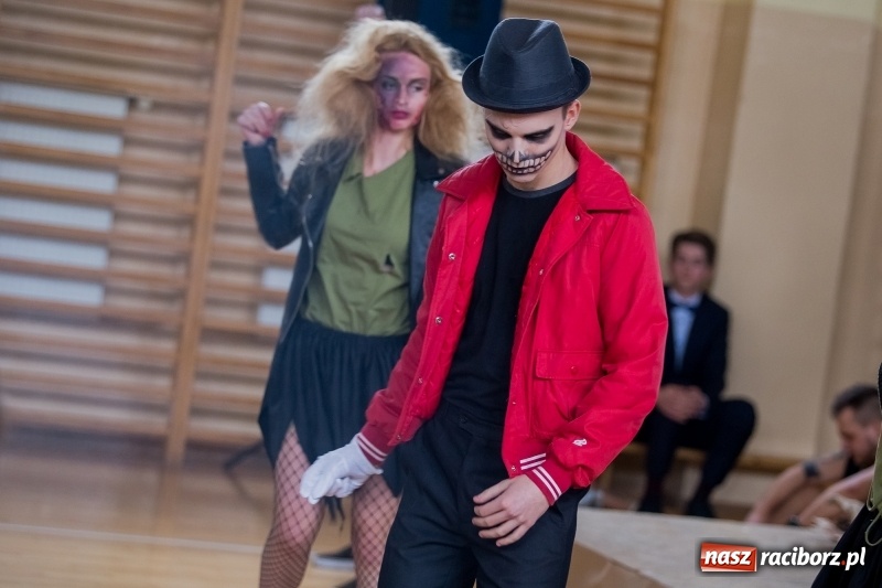 Zdjęcie w galerii na portalu naszraciborz.pl: II LO świętowało Dzień Patrona Szkoły. W przedstawieniu wystąpili zarówno uczniowie, jak i nauczyciele  wiadomości z regionu