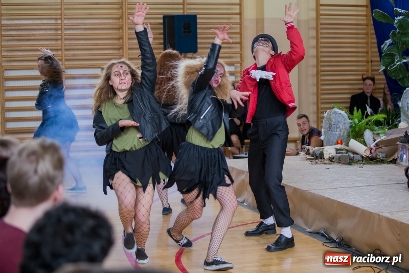 Zdjęcie w galerii na portalu naszraciborz.pl: II LO świętowało Dzień Patrona Szkoły. W przedstawieniu wystąpili zarówno uczniowie, jak i nauczyciele  wiadomości z regionu