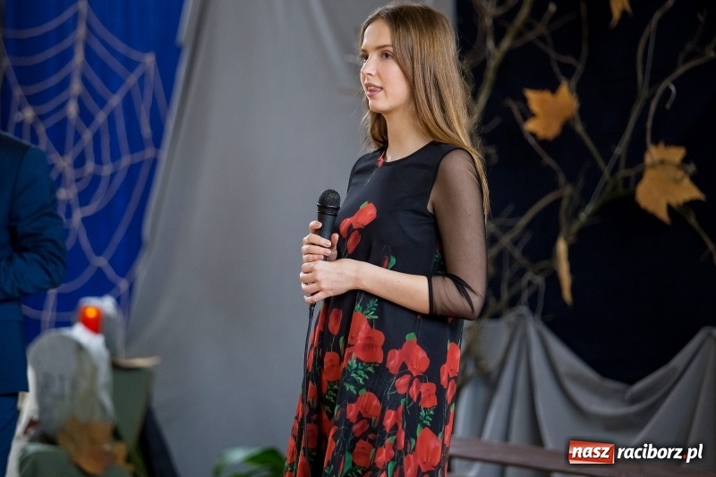 Zdjęcie w galerii na portalu naszraciborz.pl: II LO świętowało Dzień Patrona Szkoły. W przedstawieniu wystąpili zarówno uczniowie, jak i nauczyciele  wiadomości z regionu