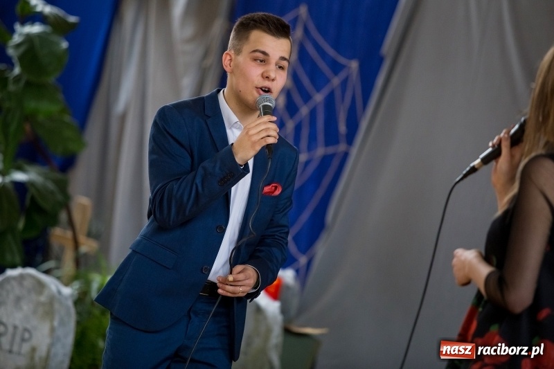 Zdjęcie w galerii na portalu naszraciborz.pl: II LO świętowało Dzień Patrona Szkoły. W przedstawieniu wystąpili zarówno uczniowie, jak i nauczyciele  wiadomości z regionu