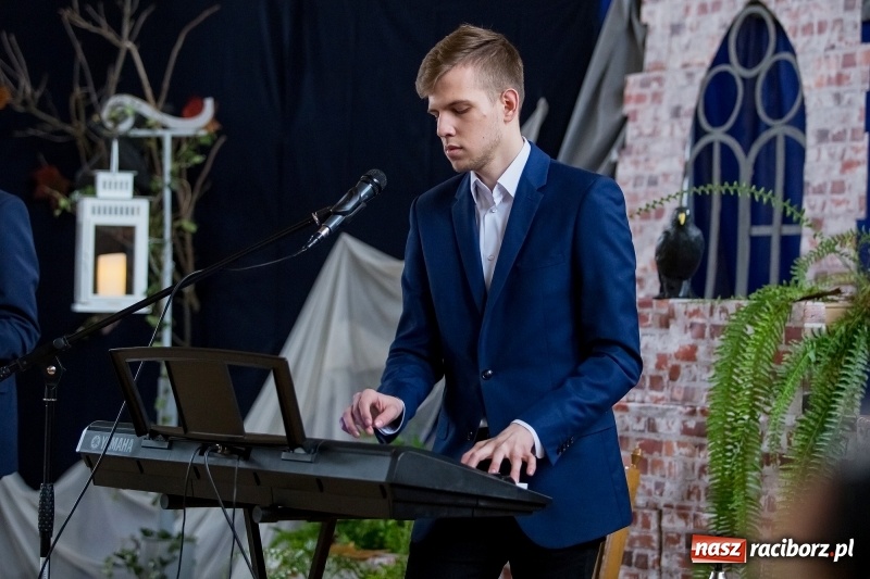 Zdjęcie w galerii na portalu naszraciborz.pl: II LO świętowało Dzień Patrona Szkoły. W przedstawieniu wystąpili zarówno uczniowie, jak i nauczyciele  wiadomości z regionu