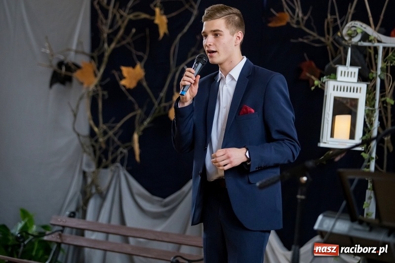 Zdjęcie w galerii na portalu naszraciborz.pl: II LO świętowało Dzień Patrona Szkoły. W przedstawieniu wystąpili zarówno uczniowie, jak i nauczyciele  wiadomości z regionu